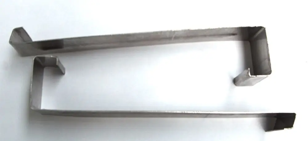 Gestelle aus Metall, möglicherweise für die Befestigung oder Sicherung, mit spezifischem Design, um in Verbindung mit Daikin-Produkten verwendet zu werden.